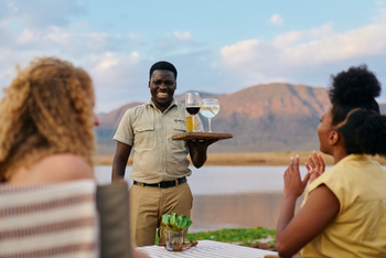 Mkomazi Wilderness Retreat: Gastgeber serviert Sundowner am Seeufer