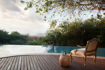 Molori Mashuma: Sessel am Pool