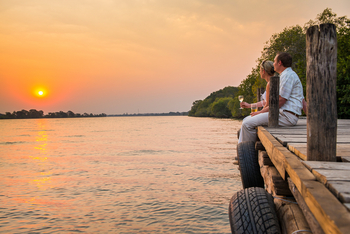 Mukambi Safari Lodge: Sundowner am Steg