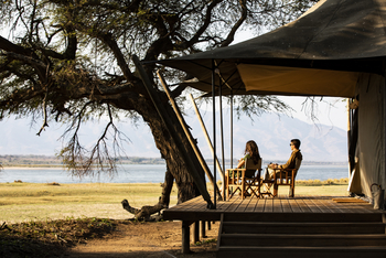 Ruckomechi Camp: Terasse mit Fluss Aussicht