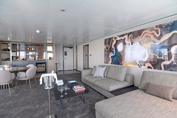 Scenic Eclipse II Owner's Penthouse Suite: Eleganter Salon mit Sofa und Champagner