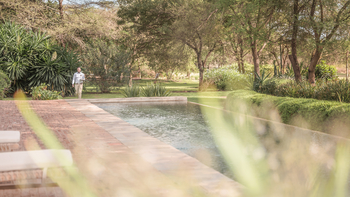 Siringit Villa: Kellner am Pool