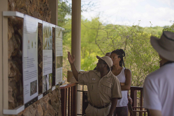 Victoria Falls Safari Lodge Victoria Falls Safari Lodge: Guide mit Gästen