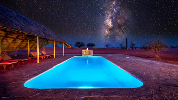Bagatelle Kalahari Game Ranch: Swimming Pool unter Sternen