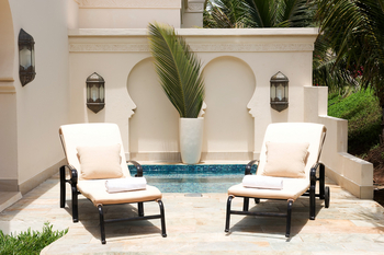 Baraza Resort and Spa: Sonnenliegen und Pool