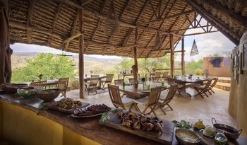 Borana Lodge Borana Lodge: Buffet neben gedeckten Esstischen