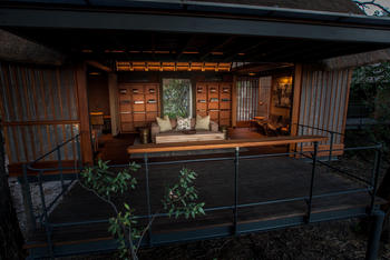 Chitabe Camp: Blick in die Bibliothek hinein