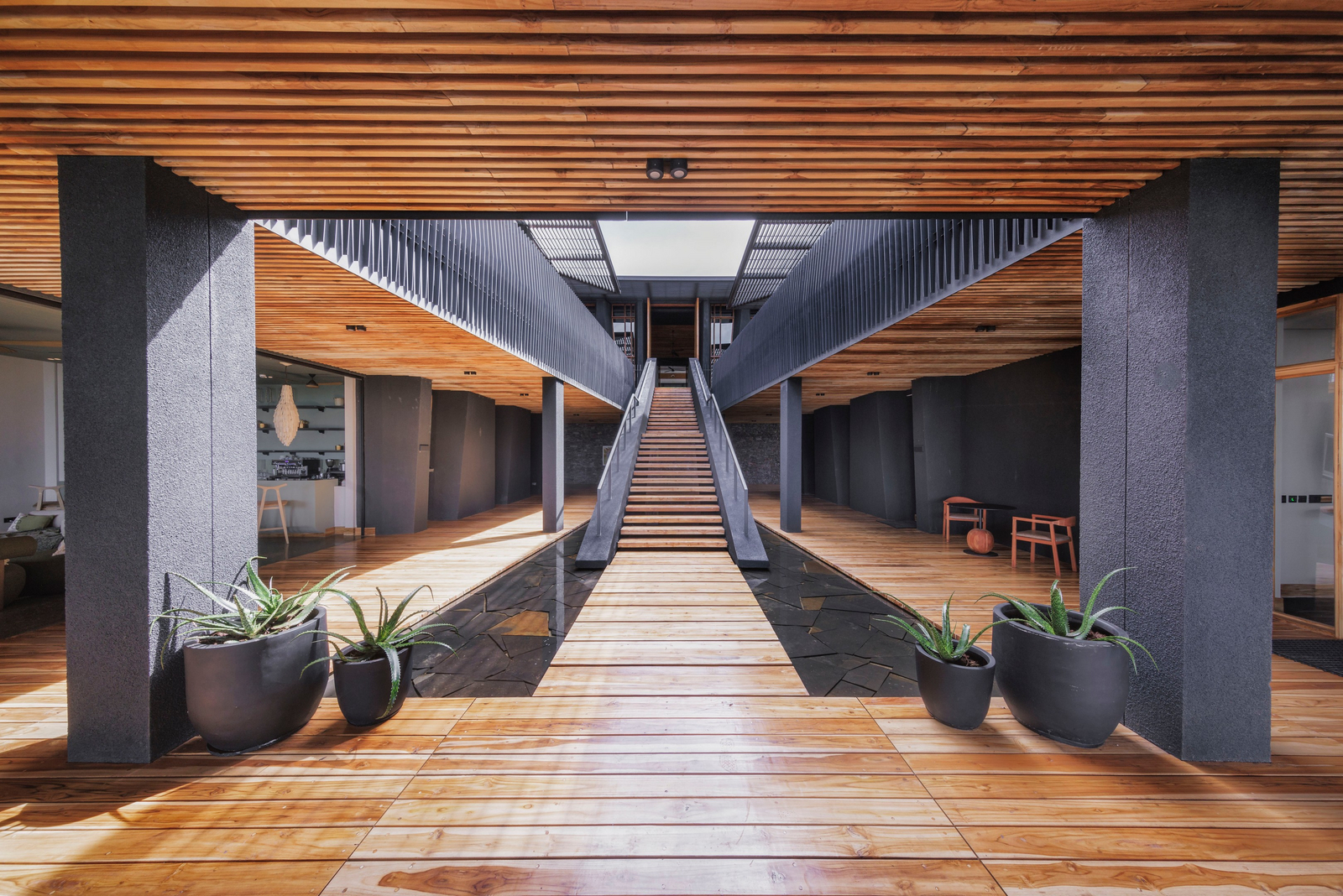 Elewana Serengeti Explorer Elewana Serengeti Explorer: Aufgang zum Upper Deck