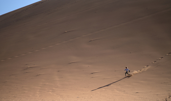 Kwessi Dunes: Kind in den Dünen