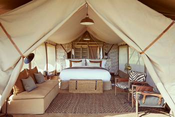 Laba Migration Camp: Doppelbett und kleine Lounge