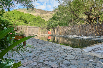 Lake Natron Tented Camp: Steinpfad mit Terracotta und Bambuszaun
