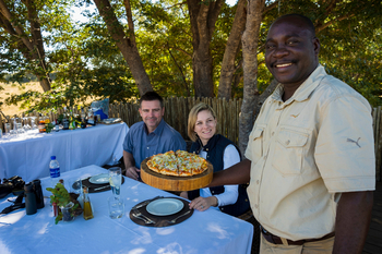 Little Makalolo Camp Little Makalolo Camp: Frisch gebackene Pizza