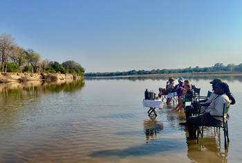 Luambe Camp: Vogelfreunde vor einer Scharlachspintkolonie