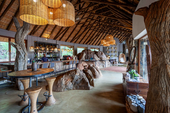 Madikwe Hills Private Game Lodge: Bar mit hängenden Weidenleuchten und Barlounge