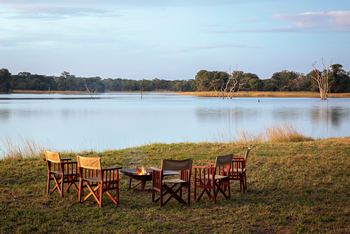 Nanzhila Lake Camp Nanzhila Lake Camp: Feuerschale am Ufer