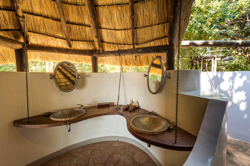 Nkwali Camp: Doppelwqaschtisch