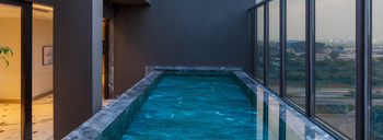 Roseate House: Leuchtendes Tauchbecken mit dunklen Wänden