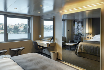 Scenic Eclipse II: Schlafzimmer mit Blick auf Küstenstadt