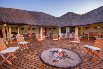 Tau Pan Camp Tau Pan Camp: Boma auf dem Camp-Deck