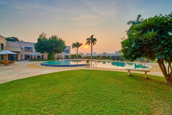 The LaLit Temple View: Pool im Garten