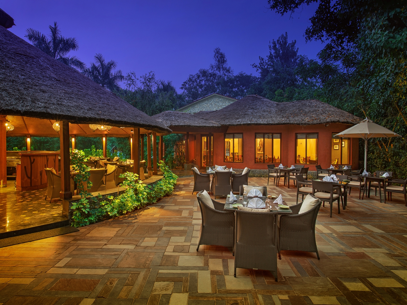 Taj Corbett Resort & Spa Taj Corbett Resort & Spa: Terrasse vor Jim's Grill