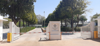 Chandela: Eingang und Außenansichten