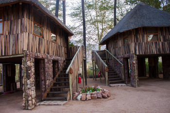 Epupa Falls Lodge: Treppenaufgänge zu den Chalets