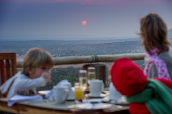 Kubu Kubu Tented Camp: Familie beim Frühstück