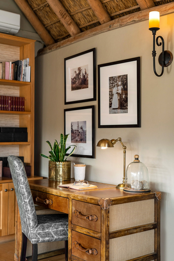 Kwandwe Great Fish River Lodge: Schreibtisch in der Bibliothek