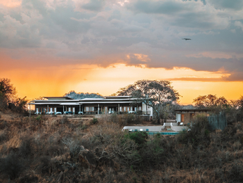 Lemala Mpingo Ridge Lodge: Abendsonne über dem Camp