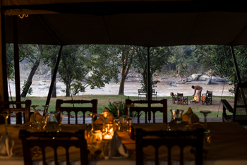 Ngare Serian Camp: Blick auf die Feuerstelle am Fluss