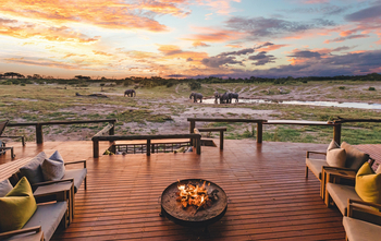 Savute Safari Lodge: Deck mit Blick zum Wasserloch