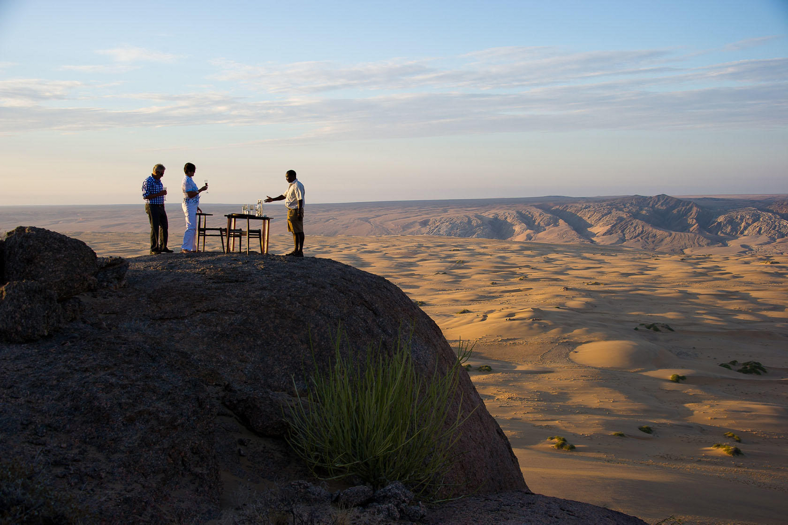 Serra Cafema Serra Cafema: Sundowner mit Ausblick auf die Wüstenlandschaft