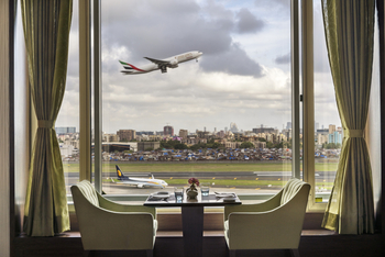 Taj Santacruz, Mumbai: Startendes Flugzeug