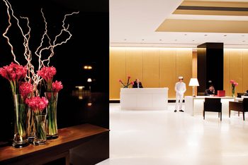 The Oberoi Mumbai: Blumen an der Rezeption