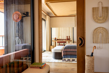 Anantara Tented Camp Kafue River: Schlafzimmer mit gestreifter Decke und Bank