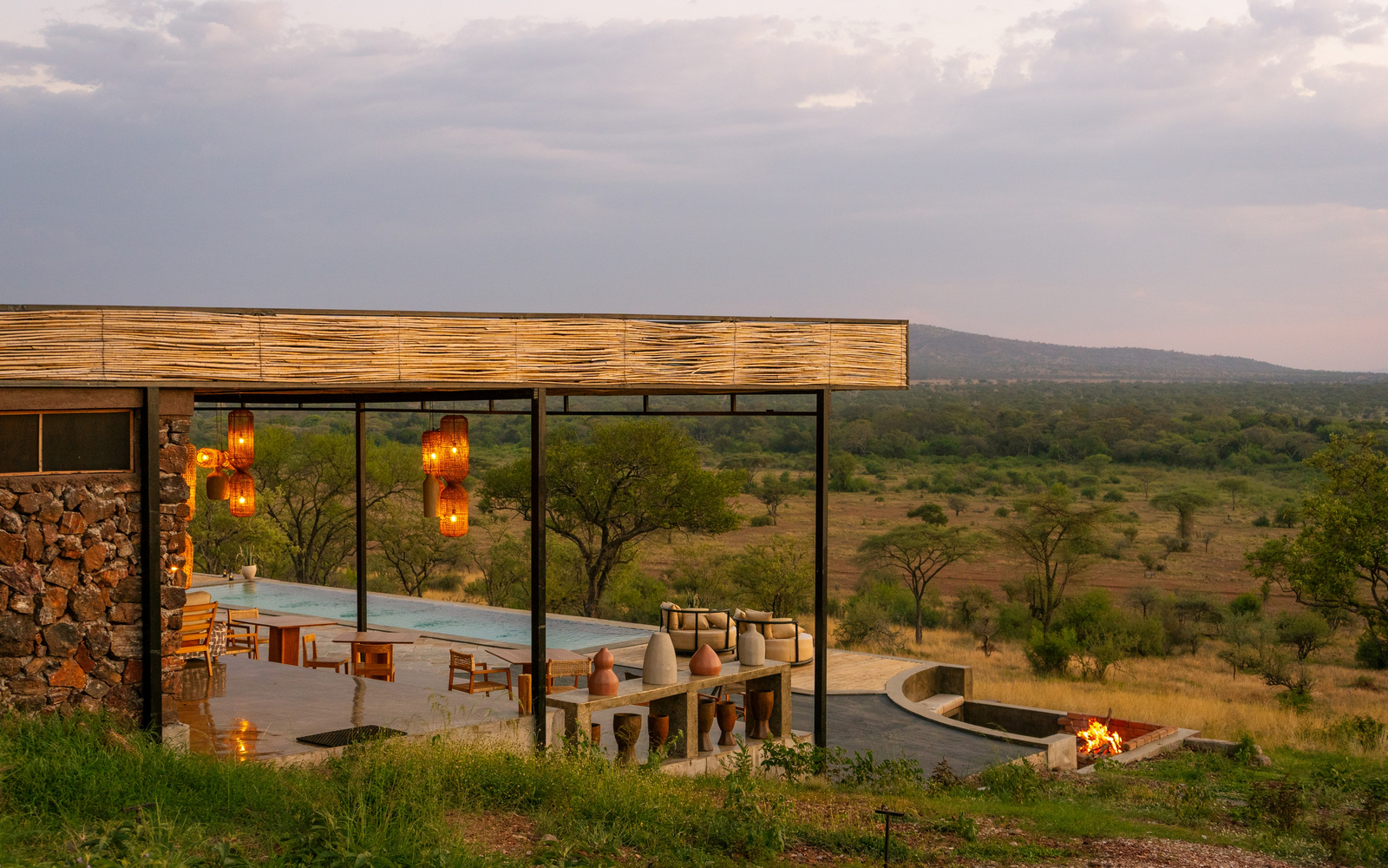 Asanja Nyasirori Asanja Nyasirori: Zentralbereich mit Pool