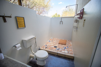 Boteti River Camp: Dusche und WC