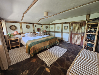 Buhoma Lodge: Kissen auf dem Doppelbett