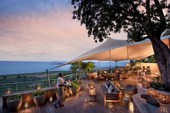 Bumi Hills Safari Lodge: Lounge mit Beleuchtung am Abend