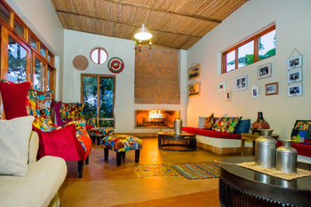 Chameleon Hill Forest Lodge: Lounge mit Kamin