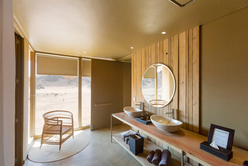Hoanib Skeleton Coast Camp: Badezimmer mit Spiegel und Doppelwaschbecken