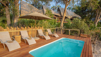 Jacana Camp: Pool mit Liegestühlen