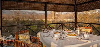 Jim's Jungle Retreat: Restaurant