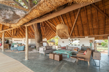 Kafunta River Lodge: Lounge und Reetdach