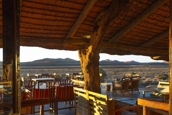 Kulala Desert Lodge: Außenbereich des Restaurants