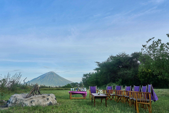 Lake Natron Tented Camp: Outdoor Lounge mit Bergblick und Getränke