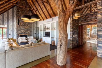 Little Madikwe Hills: Lounge mit großzügigem Naturholz Element