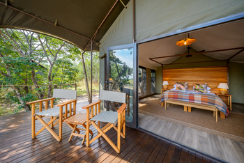 Muddy Teak Camp: Blick ins Doppelzelt von der Terrasse