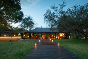 Mukwa River Lodge: Steg zum Hauptgebäude